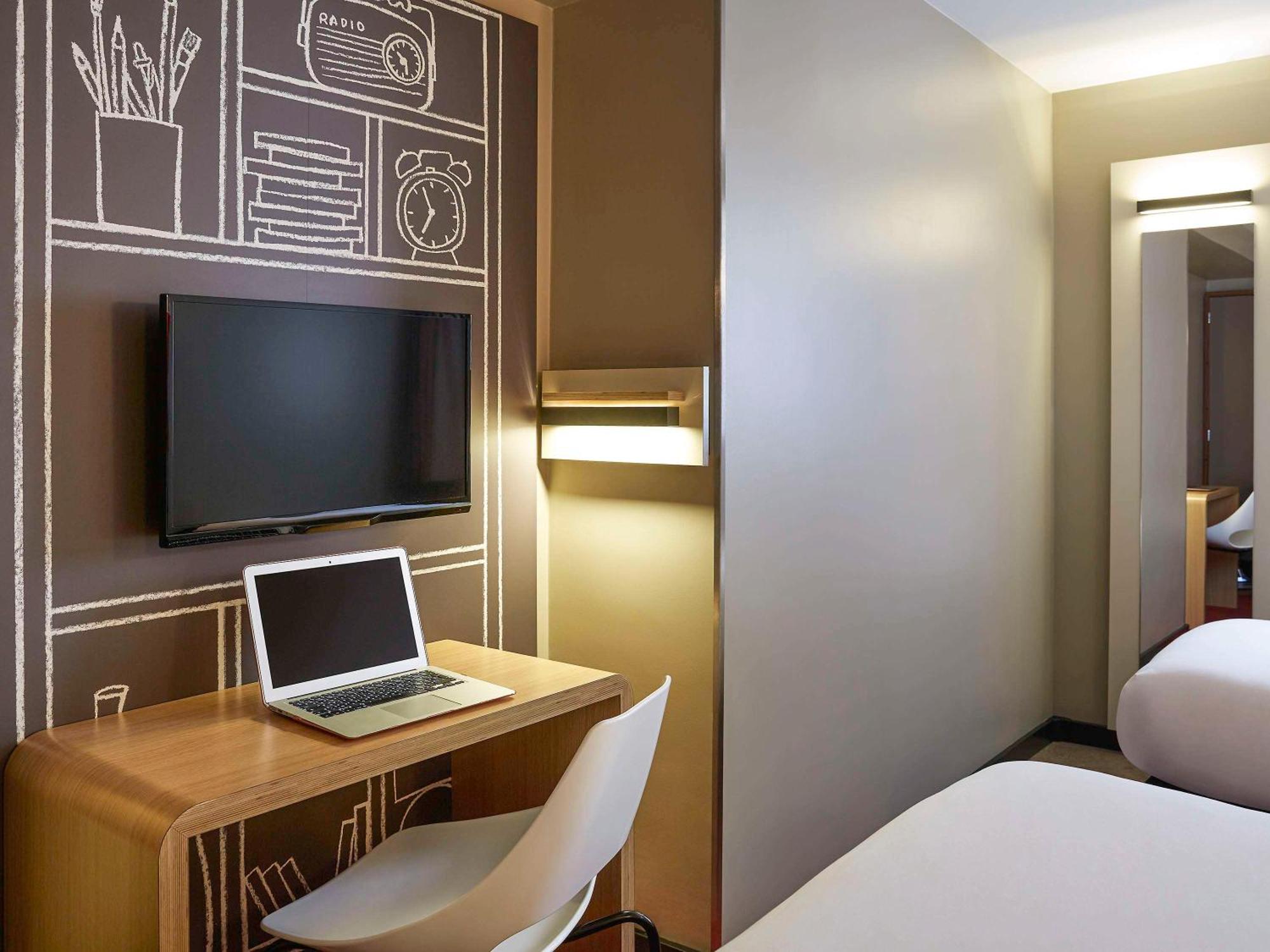 Ibis Paris Canal Saint Martin Exterior photo
